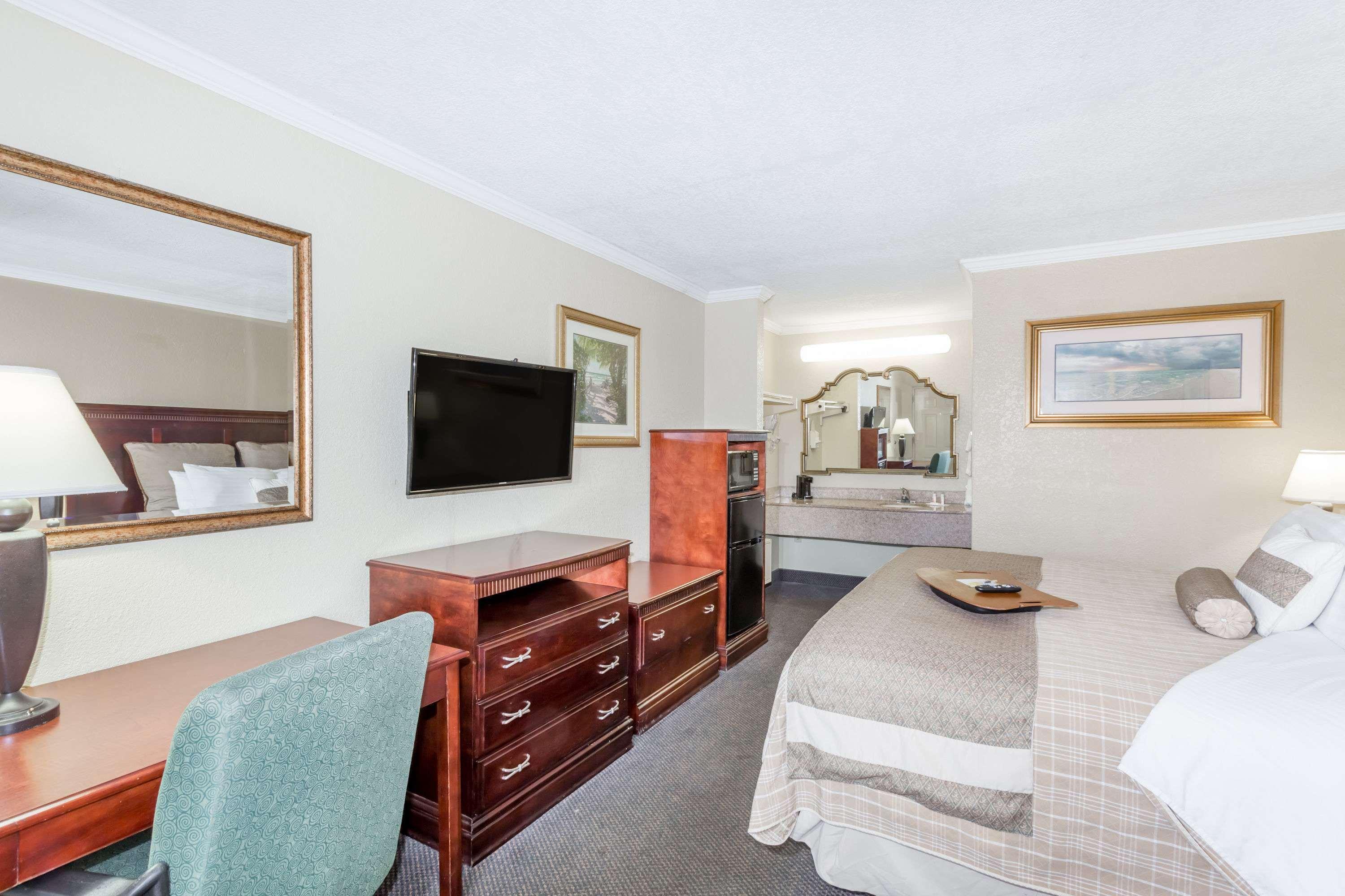 Days Inn By Wyndham Destin Exterior photo